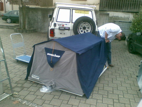 Dani überprüft unsere Dachzelte. Da kann ja nichts schiefgehen..