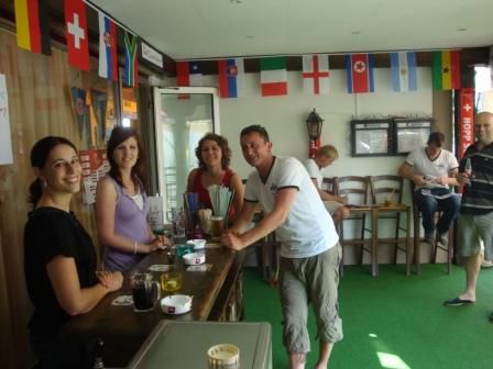 Patric beim "Instruieren" an der Bar