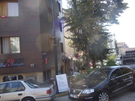 Beim Hotel Rose in Istanbul bekamen wir grosse Hilfe. Wir durften unseren Nissan Patrol immer gratis parken und der Chef reservierte auch immer den Parkplatz für uns. Weiter half er uns bei der Suche der verschiedenen Botschaften --> Grosses Dankeschön.