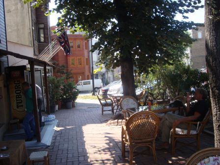 Urs beim Bierapéro vor dem Hotel Rose. Hier hatten wir sehr guten Internet Empfang und konnten skypen und die Fussballspiele schauen.