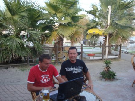 Zafer unser türkischer Nachbarcamper der sich sehr für unsere Reise interessiert hat und uns noch einige schöne Orte von der südlichen Türkei empfahl. Danke Zafer und geniesse Dein "retired time"