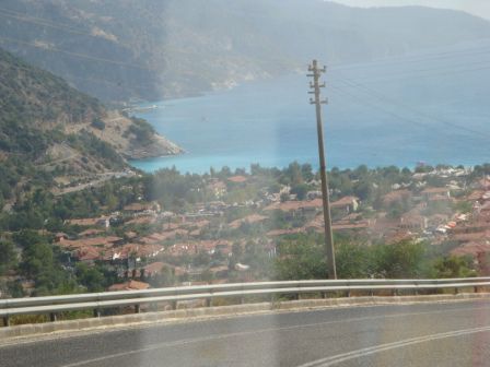 Dies ist die Anfahrt auf Ölüdeniz. Hier gibts gemäss örtlichen Angaben die schönste "Blue Lagoon"....