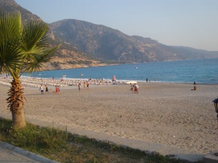 Öffentlicher Strand von Ölüdeniz. Sehr gepflegt und sauber. Hinter dem Strand gibts unzählige Pubs, Bars und Restaurants.