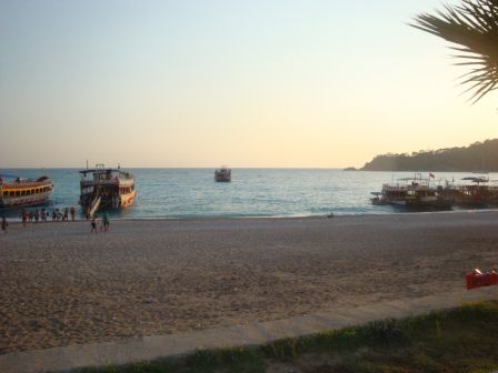 Ausflugsboote bei der abendlichen Rückkehr in Ölüdeniz