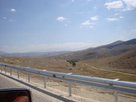 Hier sind wir auf ca. 1700 Meter über Meer. Keine Bäume und sehr karge Landschaft.