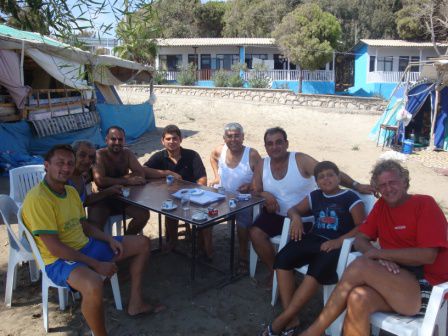 Da gehörten wir sofort zur Familie. Bei 40 Grad im Schatten gabs Türkischen Kaffee und dann heissen Tee ohne Ende. Es war einfach toll mit diesen sehr freundlichen Leuten. Vielen Dank für ALLES!!