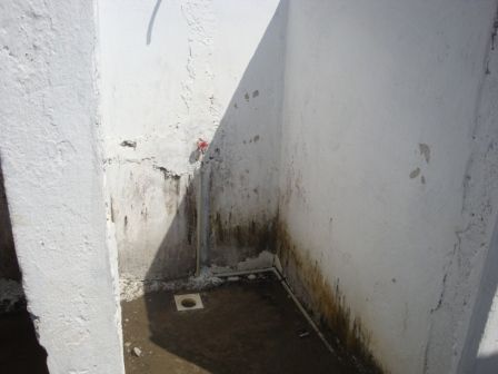 Dies ist unsere Dusche in Karatas. Wir sind froh, dass die Duschen Wände haben, denn das ist nicht immer der Fall.