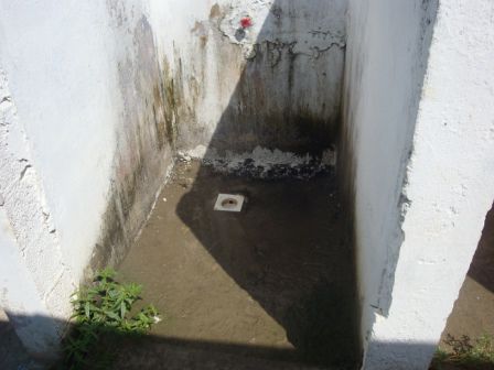 Ein Hochdruckreiniger - und die Dusche würde ein wenig annehmlicher dreinschauen.