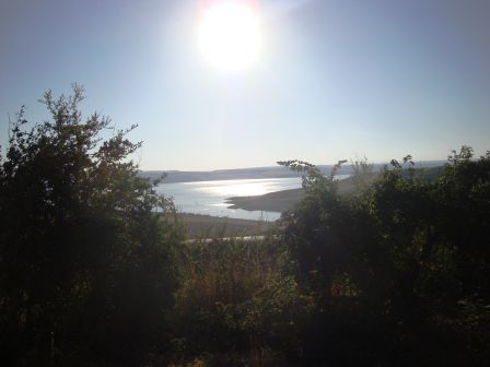 Weiterer Morgenausblick. Sahen wir bei der nächtlichen Ankunft gar nicht, dass hier ein wunderschönder See ist