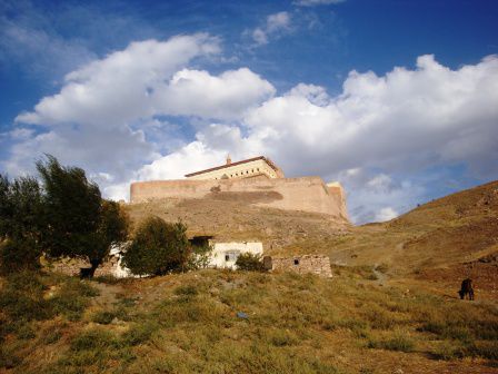Blick von unserem Campingplatz auf Isaak Pasha Serail