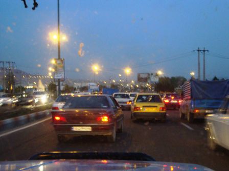 Inmitten des Abendverkehrs von Trabiz auf der Suche nach Hotel und Campingplatz