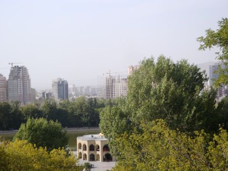 Hier sind wir mit unseren iranischen Freunden im Park mit Blick auf Tabriz.