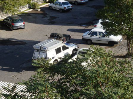 Beruhigter Hotelblick auf den bewachten Parkplatz in Tabriz