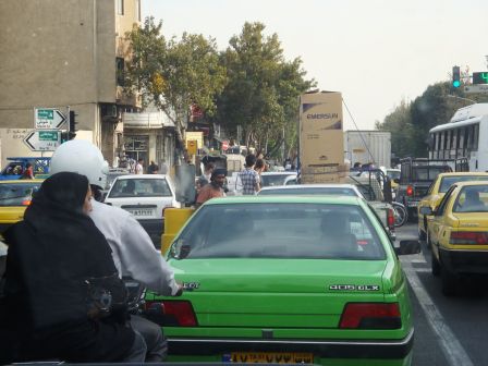 Mitten drin im Verkehr und auf der Suche nach Banken und Geld