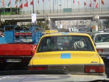 Diesem Taxi folgten wir zur Schweizer Botschaft. Urs machte sich gut als Iranischer Autofahrer. Nur ein kleines touché und wir kamen heil bei der Botschaft an
