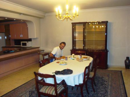 Vom room service gabs in unserem Appartement in Teheran Cheeseburger und Pommes
