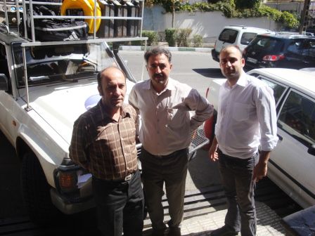 Endlich haben wir ihn wieder nach drei Tagen. Hier posiert in der Mitte General Lotfi vor dem Polizeiposten Nummer 2 in Teheran. Links sein Mitarbeiter und rechts der Hotel Manager. Den Polizeiposten durften wir leider nicht fotografieren