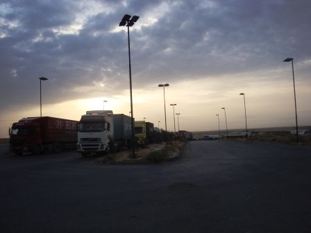 LKW Kolonne in Pol vor der Turkmenischen Grenze nach unserer Übernachtung im Auto um 06.00 Uhr.