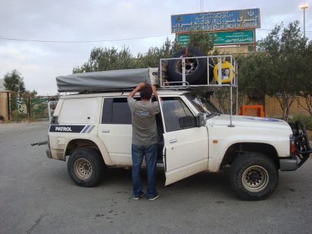 Morgens um acht vor dem Zoll. Jetzt gehts raus aus dem Iran und rein nach Turkmenistan.