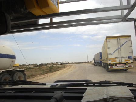 Nach sechs Stunden waren wir durch und auf Turkmenischem Boden. Die erste Polizeikontrolle kam nach 200 Meter nach dieser Kurve..