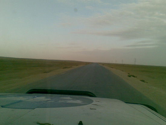 Ab durch die Wüste. Leider vergassen wir die Batterie von unserem Fotoapparat aufzuladen. So gibts hier nur 2,3 Fotos vom Handy