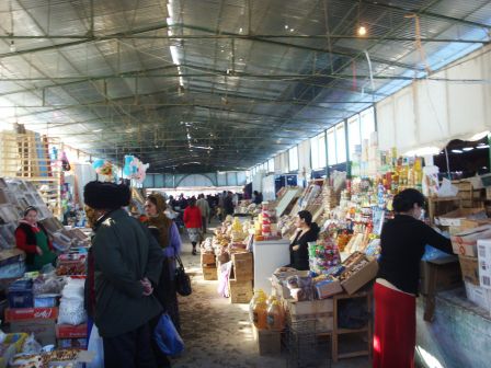 In Köneürgenc, der Stadt vor der Grenze zu Uzbekistan, kauften wir für unsere Durchfahrt nochmals eins. Wurzki, Brot und Wasser