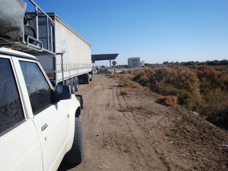 ..parkiert 30 Meter vor dem Uzbekischem Zoll
