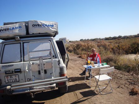 So verbrachten wir dann den lieben ganzen Tag als Camper zwischen den beiden Grenzübergängen. Leider konnten wir nichts kochen, da ja alles ausser unserem Coleman Kocher gestohlen wurde