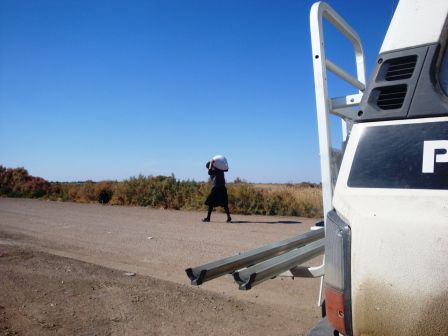 Fotografieren war ja verboten. Aber hier haben wir aus dem Versteckten mal so ne Turkmenische Frau fotografiert, welche Kleider und Tücher über die Grenze schleppt. Das ging den ganzen Tag so und alle machten nen schnellen Halt für ein unverständliches Schwätzchen bei uns