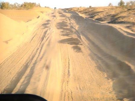 und immer wieder Sand auf der Strasse. Das kreuzen mit den Trucks war nicht immer einfach und stecken bleiben wollten wir ja auch nicht. Die Sandbleche haben wir zum Glück noch nicht gebraucht