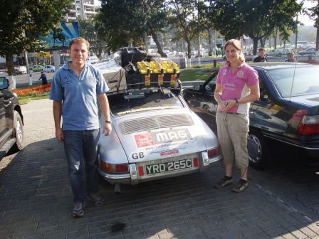 Ankunft in Tashkent. Bei der Suche nach unserem Reisebüro trafen wir bei einem Hotel dieses Londoner Paar an. Sie fahren mit diesem Porsche (1966) von London nach Saigon. Wir konnten uns dieses 5-Sterne Hotel nicht leisten, aber die Hotelangestellten zeigten uns, wo wir das Reisebüro finden können