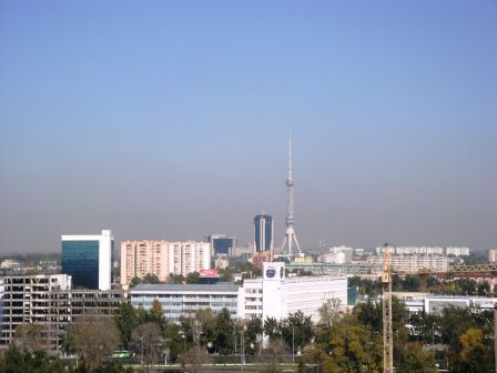 Blick auf den Fernsehturm aus unserem Hotelzimmer vom 15. Stock. Kann hier meine Beinmuskeln wieder ein wenig trainieren, da der Lift für mich ja tabu ist