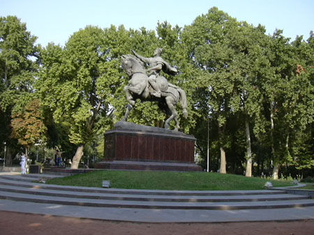 Amir Temur Denkmal umgeben von grossen, alten Bäumen. So sah es bis letzten Herbst aus, bis.....