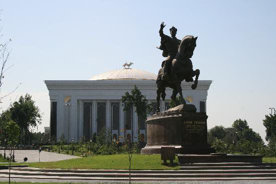 Hier nochmals die Amir Temur Grünanlage im Zentrum des modernen Tashkent. Wir haben hier in Tashkent ja nicht viele Fotos gemacht, daher noch etwas über den Staatshelden von Usbekistan:
Er gründete das größte Reich in der Geschichte des Orients und wird heute als bedeutendster mittelasiatischer Herrscher verehrt. Auf dem Denkmalpostament standen bis vor wenigen Jahren Marx- und Engels-Denkmal. Ausserdem hat dieser Ort schon ein Paar Denkmalwechsel erlebt: in 1880 wurde an der Stelle der Gouverneur Kaufmann-Denkmal platziert, später die Skulptur "Befreiung der Arbeit", die in 1940 durch das Stalin-Denkmal ersetzt wurde. Dieser Denkmalwechsel demonstriert den Staatsidentitätsfindungsprozeß und den Wertenwandel Usbekistans im Laufe der Geschichte.
Tamerlan war kein Usbeke. Die ersten Usbeken, die Schaibaniden, kamen erst 200 Jahre nach Tamerlan in diese Region.