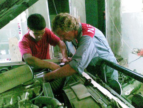 Urs endlich wieder "im Motor". Oel, Oelfilter und Luftilter wurden hier gewechselt. Beim Räder wechseln durfte ich dann mithelfen