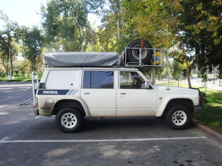 Hier steht unser Nissan Patrol auf dem bewachten Hotelparkplatz mit den frisch montierten Winterrädern. Vollgetankt und bereit für die nächsten paar tausend Kilometer.