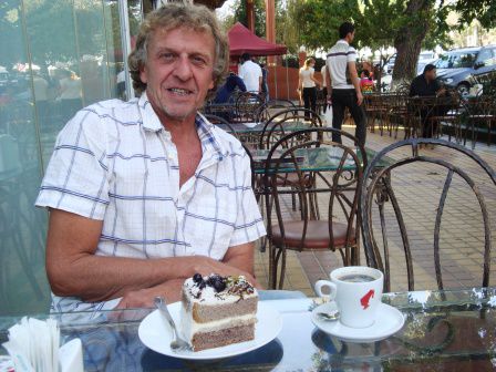 Urs war nach dem Huhn optimistisch und konnte seiner Leidenschaft ("ich muess no öppis Süesses ha") nicht wiederstehen. Nach dem Dessert verliess er mich "schleunigst" Richtung Hotel. Die Torte war vermutlich doch ein wenig zu früh...