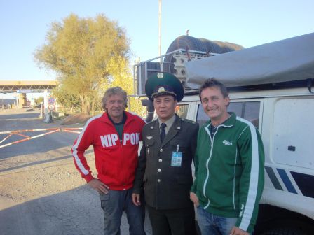 Die Formalitäten zur Ausreise aus Usbekistan haben wir relativ rasch abgewickelt. Die letzte Hürde vor der Barriere war noch dieser Beamte. Zuerst wollte er noch ein Souvenir from Switzerland oder sonst ein "gift". Nachdem wir ihm mitteilen mussten, dass alles in Teheran "verloren" ging, inspizierte er unseren Fotoapparat. Er wollte unbedingt ein Foto mit den "wonderful Switzerland people". Et voilà!