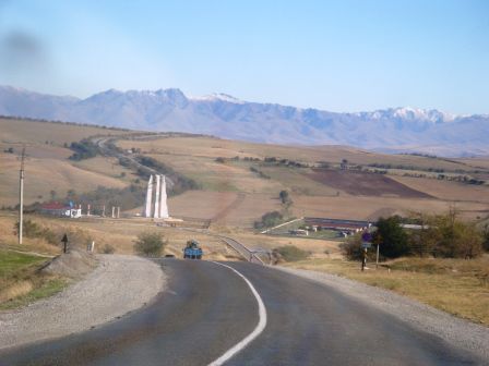 ..und so gehts immer weiter mit einem glücklichen Reisegefühl. Uns gefällt die Landschaft in Kasachstan und hoffen, ihr könnt dies ein wenig nachvollziehen