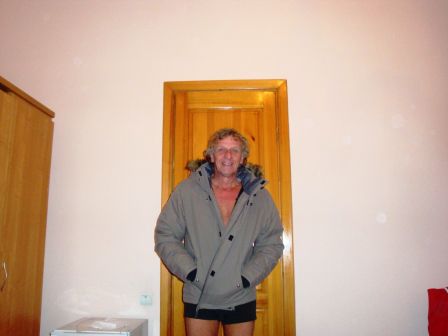 Den Abend in Taraz verbrachten wir im Zimmer mit Berichte schreiben, Fotos draufladen und ein wenig Wodka....Hier die neue Winterjacke von Urs by Reebok. Wäre doch noch ein guter Werbeträger, isn't??