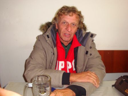 Ankunft im "Motel" in Shü. Zuerst einmal ein Pivo...