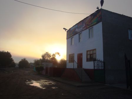 Am Morgen vor der Abfahrt noch ein Foto von diesem Motel. Auf dem Preisschild sahen wir am nächsten Morgen, dass man das Zimmer auch stundenweise mieten kann...