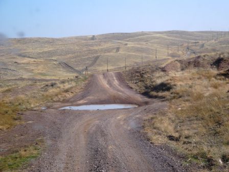 Dies ist der Pfad von Shü nach Almaty. Immer schön rechts bleiben, der Bahnlinie entlang. So sah es stundenlang aus. Es kreuzte uns in diesen drei Stunden nicht einmal ein Fahrzeug. Da waren wir uns nicht immer sicher, ob wir wirklich auf der richtigen Strasse sind.