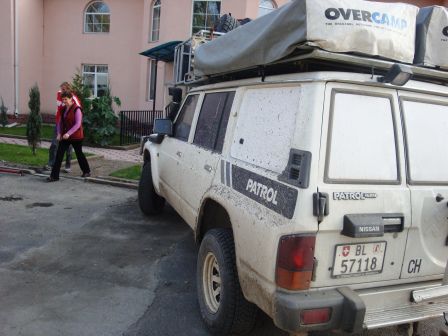 Ankunft kurz vor Almaty in einem Motel. Hier wurde unsere Nissan Patrol wieder einmal gewaschen.