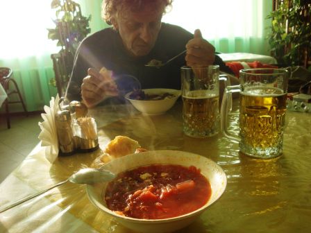 Suppe und Bier- das ist das einzige, was wir auf Russisch zum Essen bestellen können. Pivo, Borsch...