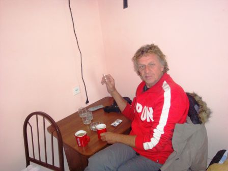 Urs beim Frühstück in unserem Zimmerchen. Kaffee und ne Marlboro...