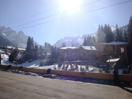 Oben angekommen bei den Chalets. Ja, die Skigebiete sehen doch überall gleich aus
