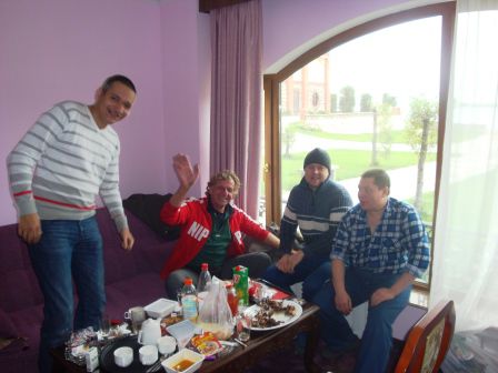 Zum Frühstück gabs allerlei Sachen. Und Urs winkt schon wieder nach den Morgenvodkas...