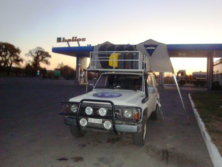 Morgens vor dem erneuten Versuch über die Grenze. Nachdem wir nochmals nach Almaty einen "teuren Stempel" holen mussten, übernachteten wir hier direkt vor der Grenze an einer bewachten Tankstelle.