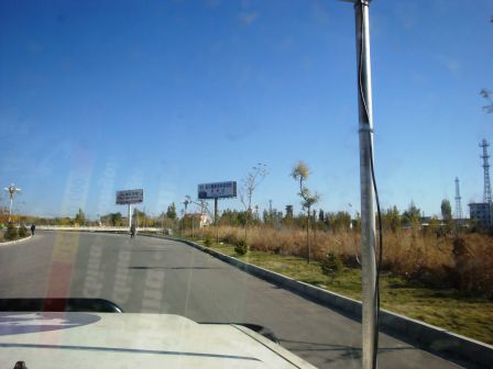Geschafft!! Wir sind in China. Das erste Foto nach der Grenze, juhee!!Müssen zwar noch ein, zwei Tage hier in der Region bleiben, damit unser Fahrzeug und wir hier rumfahren können. Trotzdem, wir sind auf Chinesischem Boden